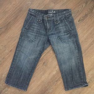 Cropped denim pants with embellishments on pockets